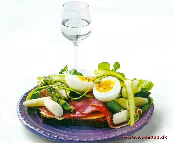 Saltkød smilende æg og asparges luksus - opskrift