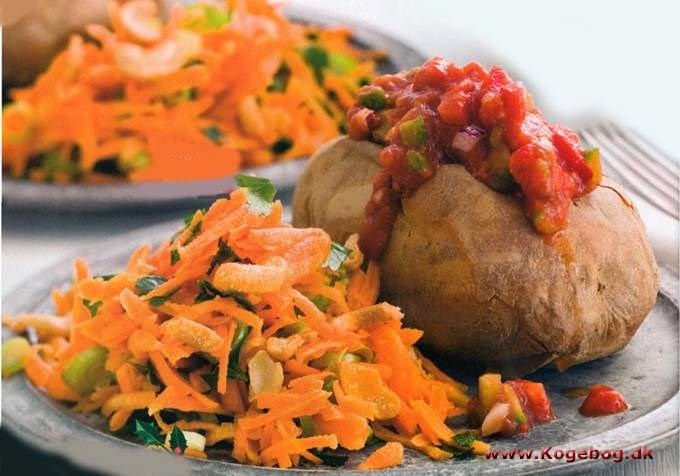 Bagte kartofler med tomatsalsa og gulerodssalat