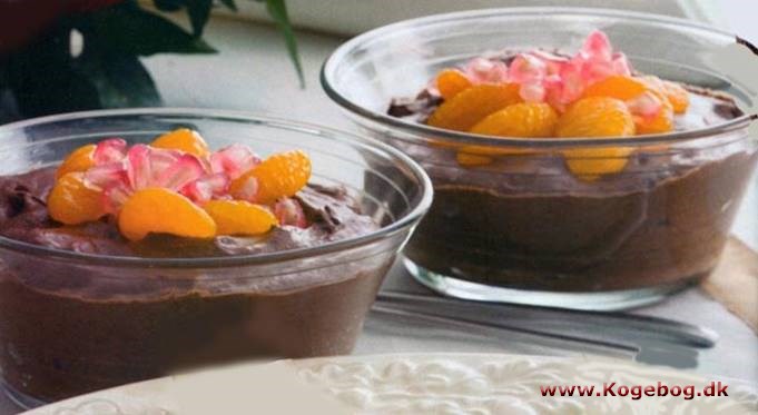 Chokolademousse med frugt