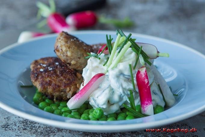 Frikadeller med kold kartoffelsalat, radiser og purløg