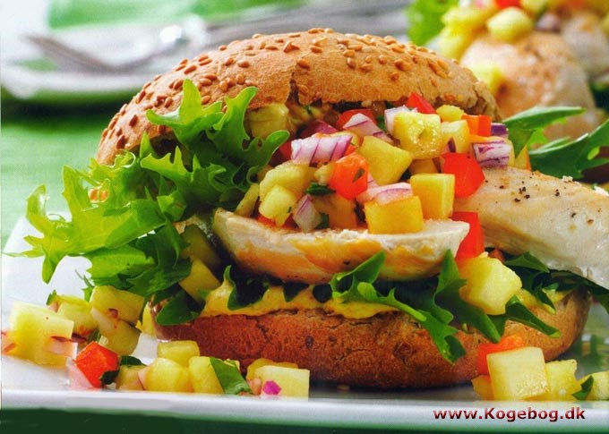 Kyllingeburger med ananas-salsa