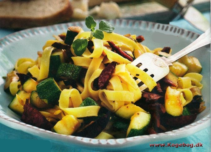 Pasta med chorizopølse og squash