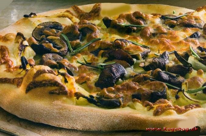 Pizza med bløde løg, svampe, rosmarin og ost