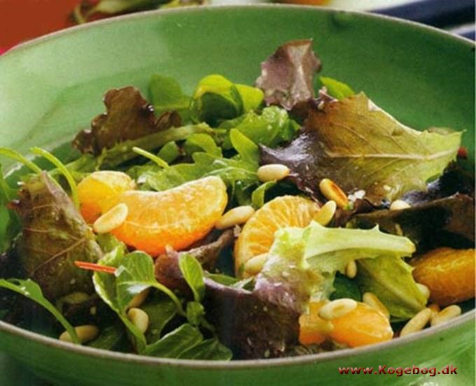 Salat med klementiner og pinjekerner