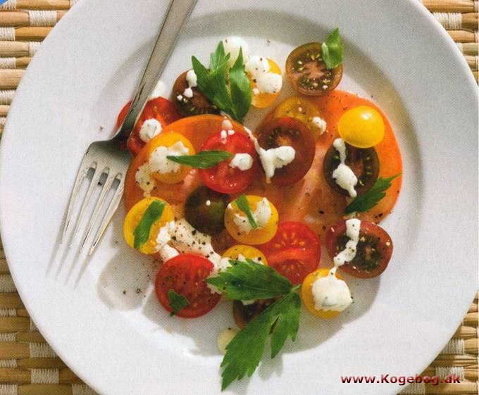 Tomatsalat med flødedressing og løvstikke