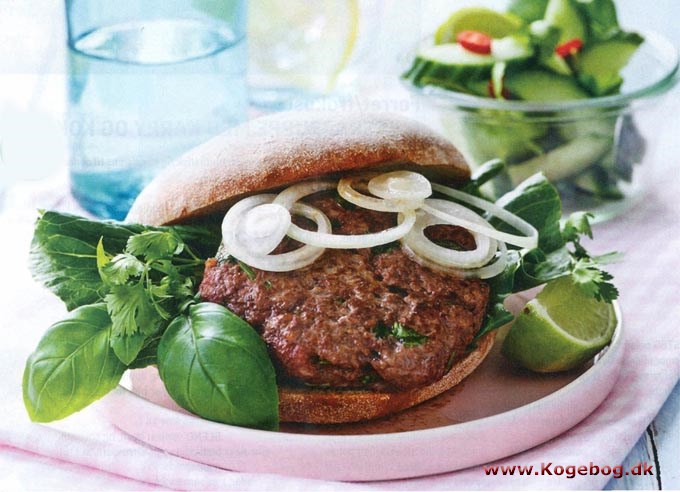 Asiatisk burger med agurkesalat