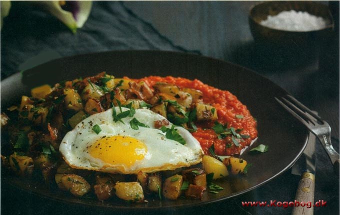 Biksemad med bacon, spejlæg og tomatsauce