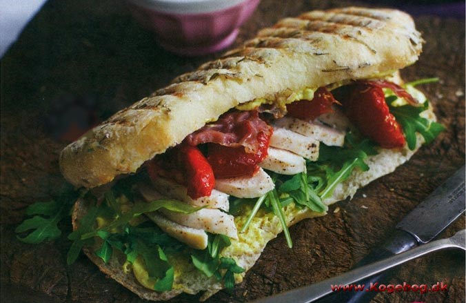 Club sandwich med kylling og karrydressing