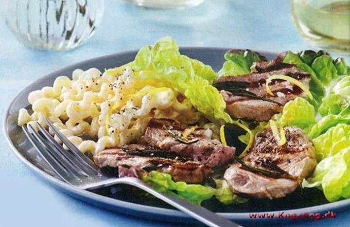 Grillede mørbradskiver med rosmarin, salat og pasta