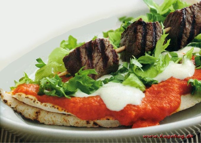 Grillede oksespid med spicy tomatsauce og tyrkisk brød