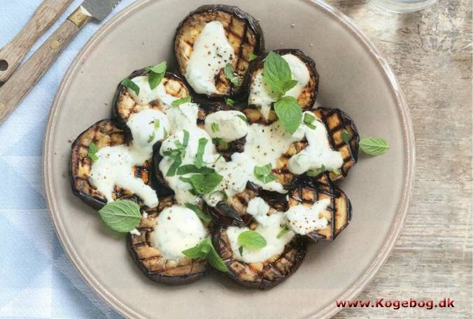 Grillet aubergine med myntedressing