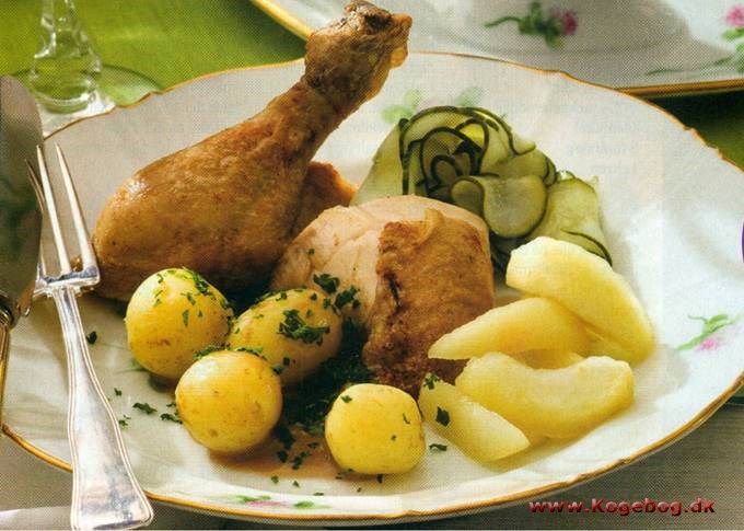 Grydestegt kylling med flødesauce, agurkesalat og æblekompot
