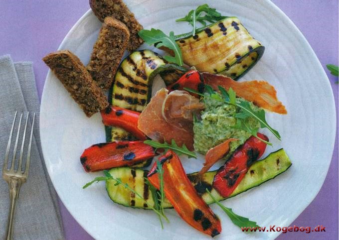 Hvid bønnehummus med grønsager og sprød skinke