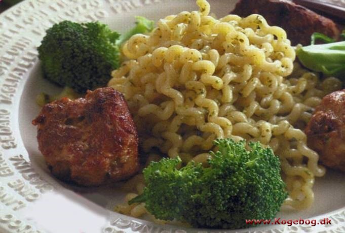 Kalvefrikadeller med soltørrede tomater og pasta