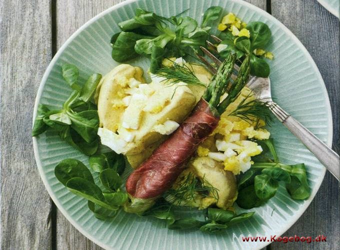 Kartoffelsalat, æg og bagte asparges med skinke