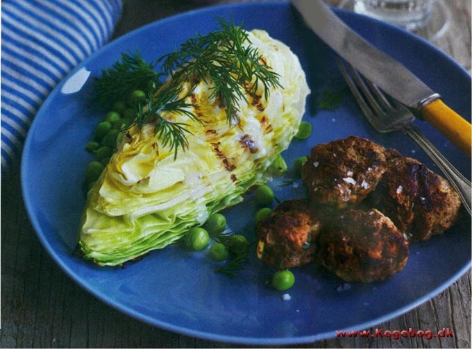 Krydrede frikadeller med spidskålssalat