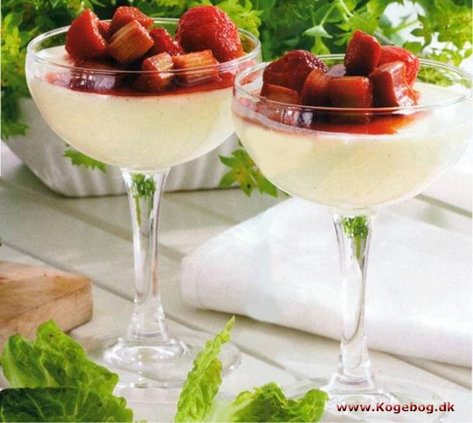 Kærnemælksfromage med jordbær og rabarber