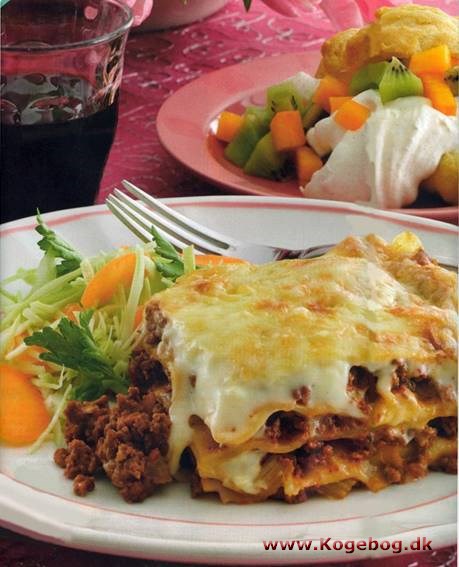 Lasagne og vandbakkelser med frugt