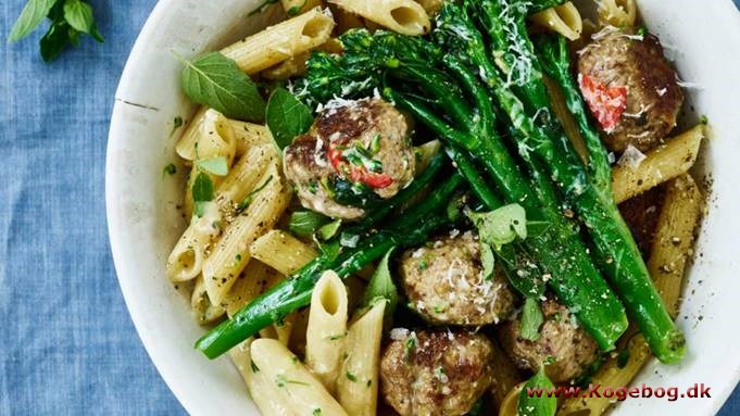 Pasta med kødboller og broccolini