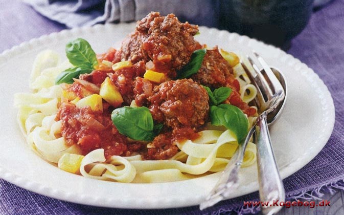 Pasta med kødboller og tomatsauce