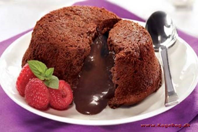 Chokoladekage med smeltet chokolade