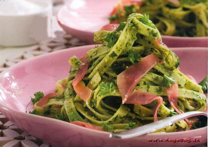 Pasta med persillepesto og parmaskinke