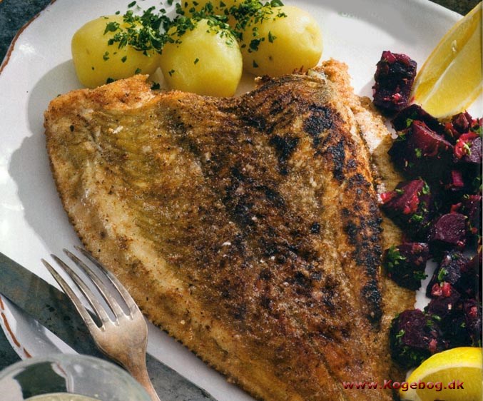 Meuniérestegt rødspætte med bagte rødbeder i smørsauce