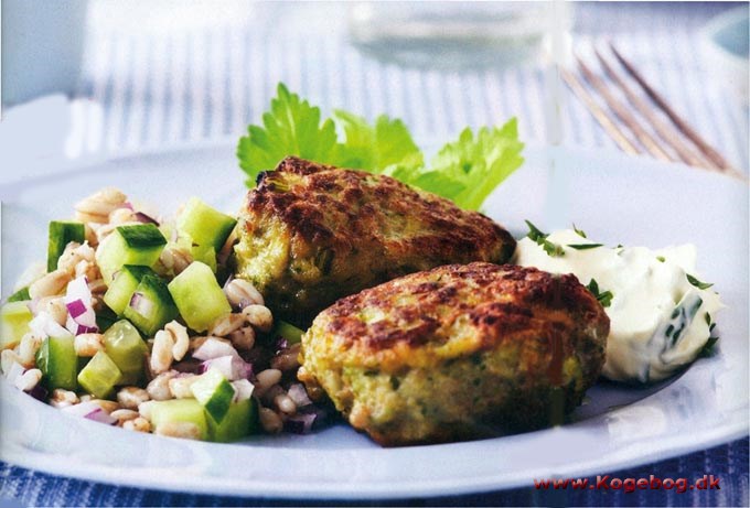 Urtefrikadeller med perlebygsalat