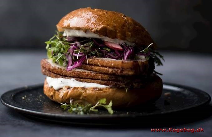 Flæskestegsandwich med rødkåls-æbleslaw og ostecreme