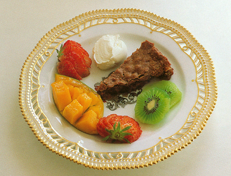 Fiskesuppe, lammefilet med grønsager og chokoladekage med frugter