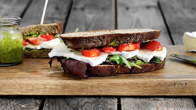 Grillet sandwich med brie, jordbær og rucola