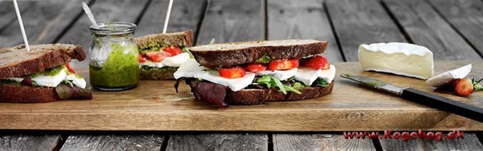 Grillet sandwich med brie, jordbær og rucola