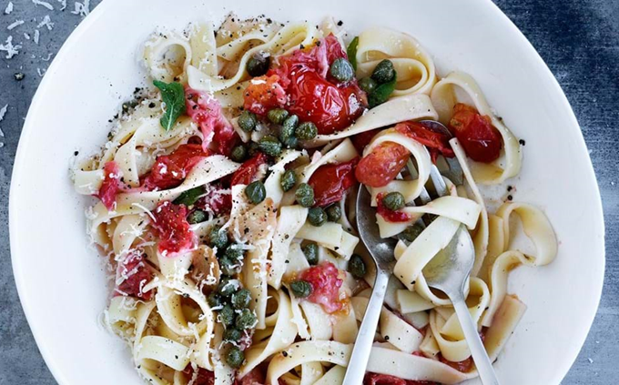 Pasta med tomatsauce krydret med jordbær