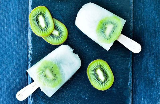 Saftevandsis med hyldeblomst og kiwi