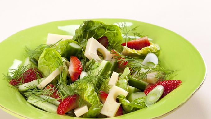 Salat med jordbær, emmentaler og dild