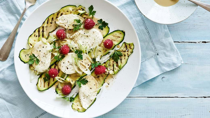 Courgetter med mozzarella og hindbær