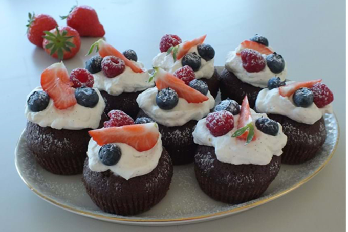 Kakao-cupcakes med flødeskum og friske bær opskrift