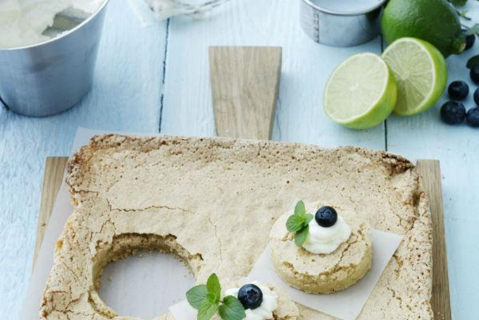 Mandelkage med kanelcreme og bær