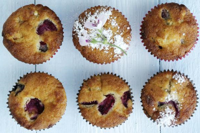 Muffins med kirsebær og hvid chokolade