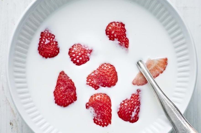 Nye danske jordbær med mælk