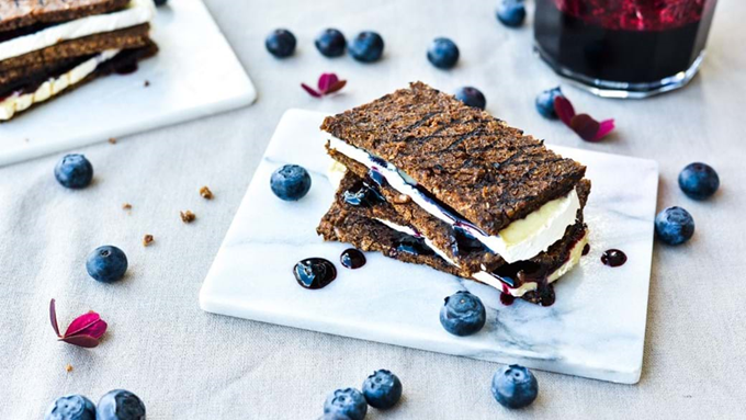 Rugbrødstoast med brie og blåbær