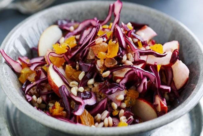 Rødkålssalat med spelt og æbler