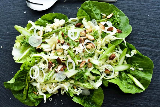 Sprød salat med mandler, persille og hyldeblomstdressing