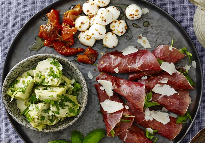 Antipasti – bresaola, artiskok og mozzarella