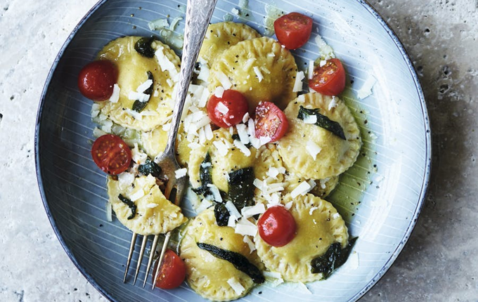 Ravioli med parmaskinke, soltørrede tomater og salviesmør