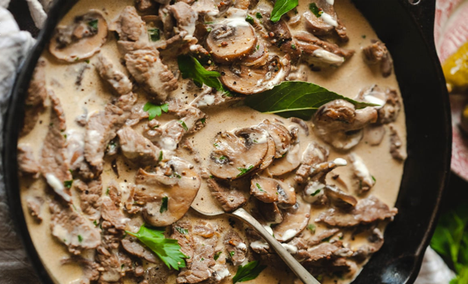 Bøf Stroganoff med kartoffelmos