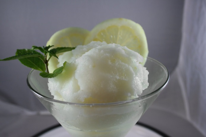 Citronsorbet i skaller