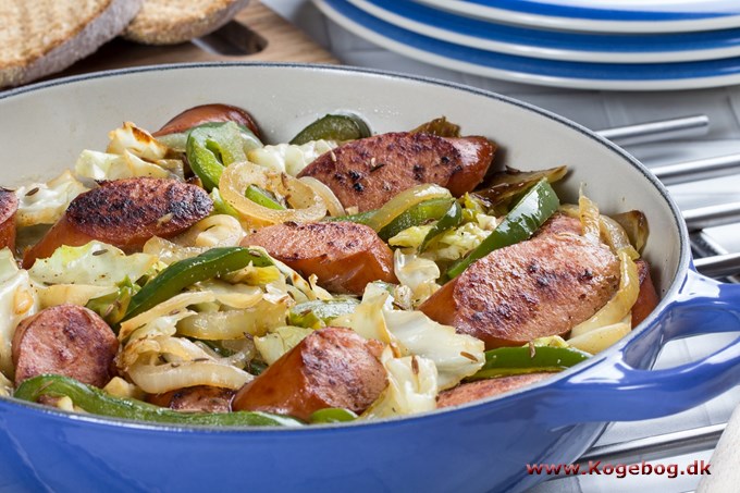 Pølsegryde med kinakål og peberfrugt