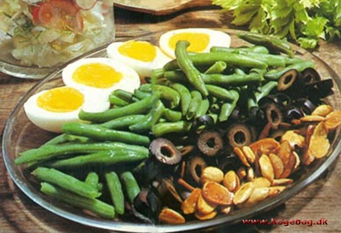 Bønnesalat med oliven og mandler
