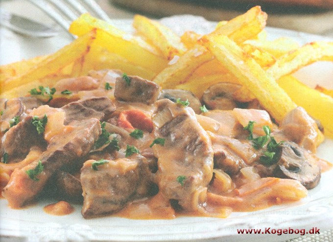 Bøf stroganoff med pommes frites